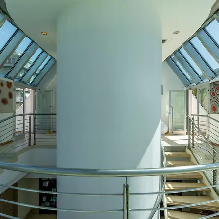 Grand & - The Leading Of The World אלסיו