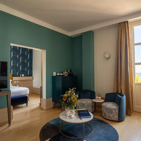 Grand & - The Leading Of The World מלון