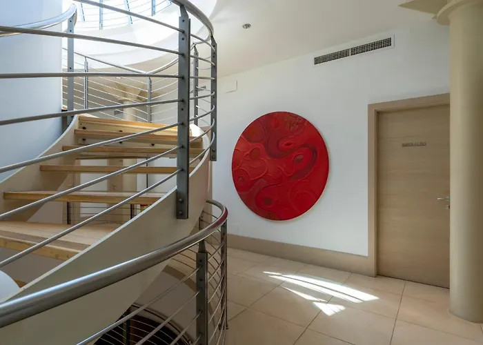 Grand & - The Leading Of The World